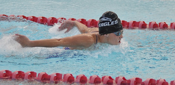 Kaitlyn Henrietta swims the fly at Hendrix College.