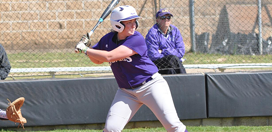 Softball Team Unable to Hold Lead Against No. 5 East Texas Baptist